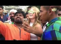 Enlace a Si eres una persona rubia y apareces por Mumbai todo el mundo quiere fotos contigo