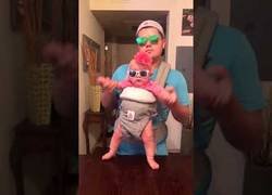 Enlace a El divertido baile de este padre y su hijo vestido de forma muy molona