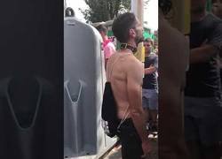 Enlace a La bebida está demasiado cara, mejor meto el vaso en los baños y bebo gratis