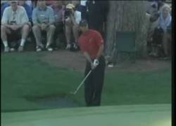 Enlace a Uno de los golpeos más extraordinarios de Tiger Woods en su carrera