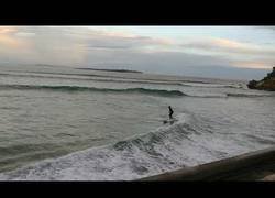 Enlace a La genial forma para coger olas adaptándose al medio