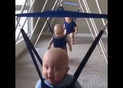 Enlace a La canción perfecta para estos bebés, saltarines jugando con su saltador