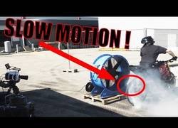 Enlace a Viviendo una explosión de neumático en slow motion