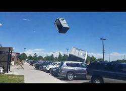 Enlace a Ahí te mando un baño público por los aires por si lo necesitas