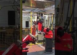 Enlace a Un ingeniero alemán inventa un robot que abre y sirve la cerveza de la forma más elegante posible