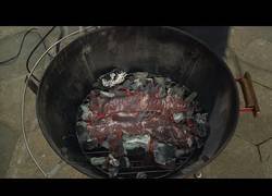 Enlace a Cocinando carne directamente encima del carbón