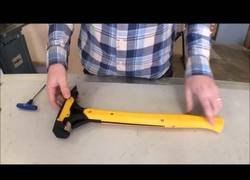 Enlace a Inventan un martillo con dispensador de clavos