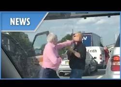 Enlace a La tremenda pelea que se formó en esta carretera entre dos hombres que se liaron a puñetazos