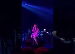 Enlace a Un fan grita a Ariana Grande que empiece de nuevo la canción 