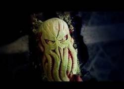 Enlace a Tallando con un arte brutal una sandía con forma de Cthulhu