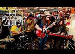 Enlace a Este chaval suena como un cantante de blues de los años 60