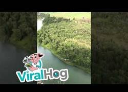 Enlace a Poco margen de maniobra para esta avioneta arrojándose por un acantilado para despegar