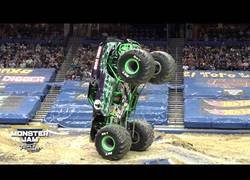 Enlace a La gran habilidad del conductor de este Monster Truck controlándolo a dos ruedas