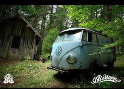 Enlace a Encuentran una Wolksvagen Type II abandonada durante 40 años en un bosque y deciden darle una segunda vida