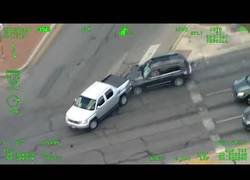 Enlace a El vídeo que tiene impactado a todo Estados Unidos: huye de la policía a toda velocidad con un bebé y se estampa contra otro coche