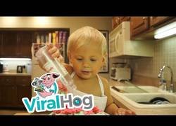 Enlace a Este niño de 2 años esta aprendiendo a hacer  su primera tarta