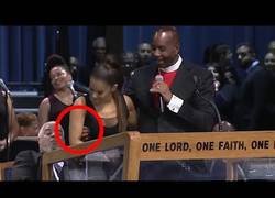 Enlace a Escándalo por el cura que tocó un pecho a Ariana Grande en el funeral de Aretha
