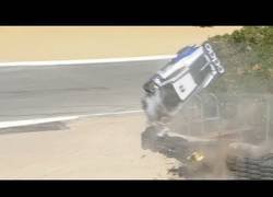 Enlace a El brutal accidente de Sheena Monk pillando el trazado completamente recto contra las vallas