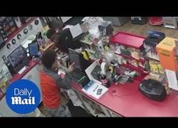 Enlace a Tres jóvenes acuden a una gasolinera a robar y al dependiente le da un ataque al corazón