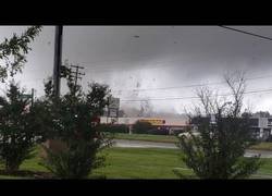 Enlace a El huracán Florence se convirtió en Tornado y grabaron el momento justo en el que arrasa varios edificios en Virginia