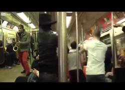 Enlace a Se embarcan en una batalla con su saxo en pleno metro de NYC