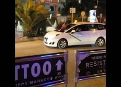 Enlace a Peatón se lanza a la luna de un taxi en Ibiza
