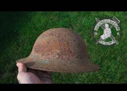 Enlace a Restaura un casco súper oxidado de la Segunda Guerra Mundial y lo deja como nuevo