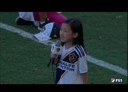 Enlace a Zlatan Ibrahimović alucinando con como canta esta niña el himno de USA