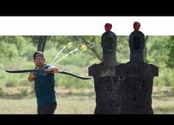 Enlace a Los Dude Perfect lo han vuelto a hacer con tirazos increíbles con flechas