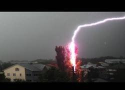 Enlace a Recopilatorio de impactos de rayos que te pondrán la piel de gallina