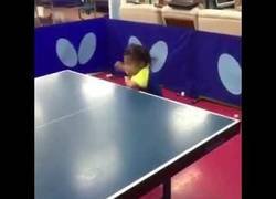 Enlace a El alucinante nivel de esta niña pequeña asiática jugando al ping pong