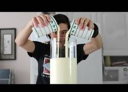 Enlace a Este tipo trata de tragarse varios litros de leche equivalentes a 6.000 calorías