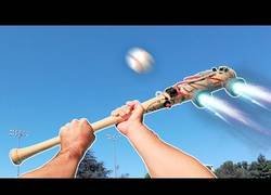 Enlace a Le pone motor a un bate de baseball para lograr un home run