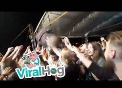 Enlace a Fue a saltar sobre el público en pleno concierto pero algo fue realmente mal