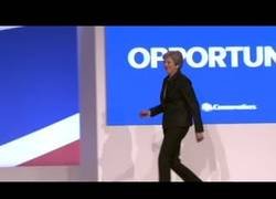 Enlace a Bailando en el congreso, por Theresa May