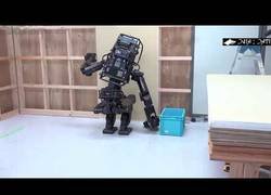 Enlace a Inventan un robot con forma humana capaz de usar un taladro