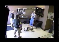 Enlace a Entró a robar a una tienda y terminó KO por el golpe que le dio el dueño en la cabeza con un bate