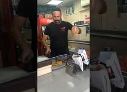 Enlace a El tío con más arte sirviendo falafels