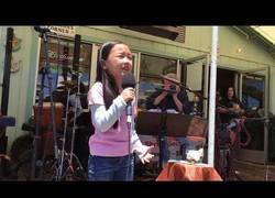 Enlace a La increíble actuación de esta niña de 6 años cantando 