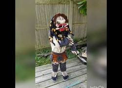 Enlace a Le dice a su abuela que su personaje favorito es Predator y le hace este maravilloso disfraz totalmente tejido
