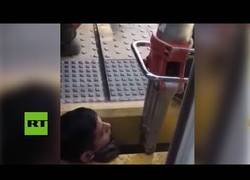 Enlace a Un chico se queda atrapado entre la andana y el tren en Argentina