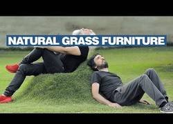 Enlace a Inventan unas plantillas de madera para crear sillas 'naturales' en el césped