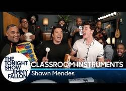 Enlace a Jimmy Fallon se junta con Shawn Mendes para hacer un gran show musical con instrumentos escolares