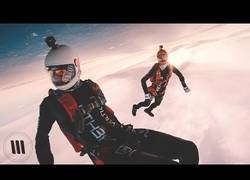 Enlace a La increíble grabación de estos tíos que se lanzaron desde una avioneta al vacío para ver la puesta de Sol