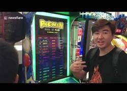 Enlace a Encuentran la forma de ganar a un videojuego en una feria y se llevan el premio más grande que hay