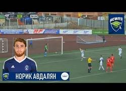 Enlace a El golazo de penalti de este tío haciendo un mortal hacia atrás