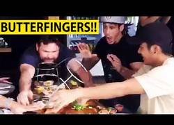 Enlace a Gente con manos de mantequilla que no deja de liarla