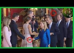 Enlace a Pedro Sánchez hace un RIDÍCULO ESPANTOSO en el besamanos del Rey Felipe y Doña Letizia