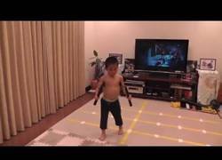 Enlace a Este niño de 5 años imita a la perfección la mítica escena con los nunchakus de Bruce Lee