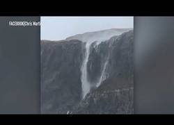 Enlace a La primera vez que se ve una cascada haciendo el camino inverso por la fuerte tormenta